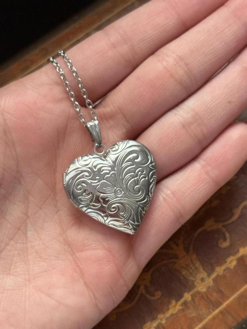 Vintage Style Silver Tone Detailed Heart Locket Necklace